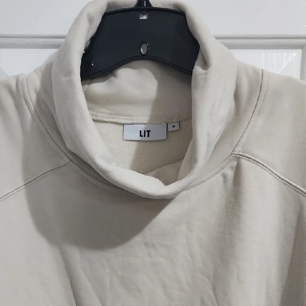 Cozy Oversized Two Tone Turtleneck Sweater With Pockets - Picture 3 of 10